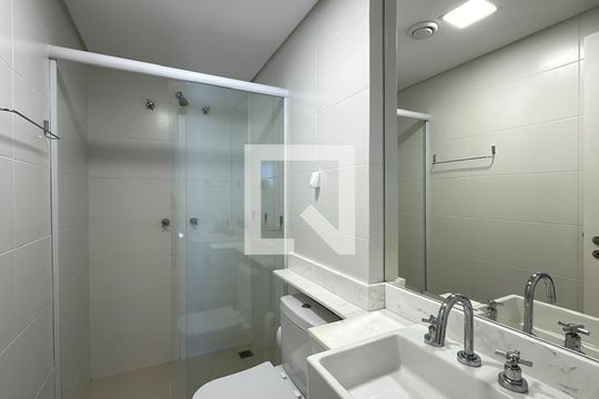 Banheiro de kitnet/studio para alugar com 1 quarto, 35m² em Centro, Curitiba