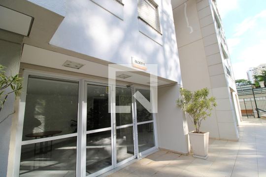 Fachada do bloco de apartamento para alugar com 3 quartos, 70m² em Vila Suzana, São Paulo