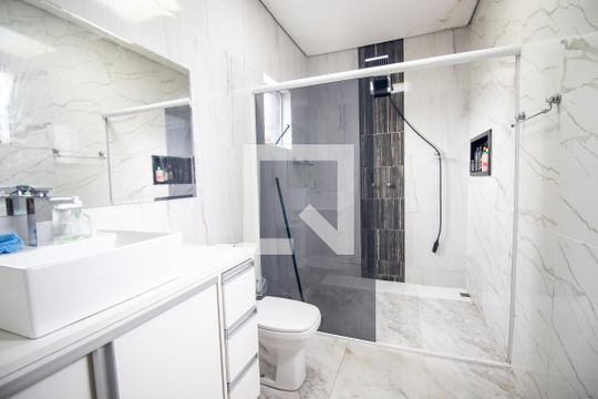 Banheiro Social 1 de casa de condomínio à venda com 3 quartos, 300m² em Cidade Industrial de Curitiba, Curitiba