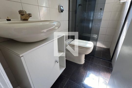 Banheiro de apartamento para alugar com 2 quartos, 50m² em Vila Madalena, São Paulo
