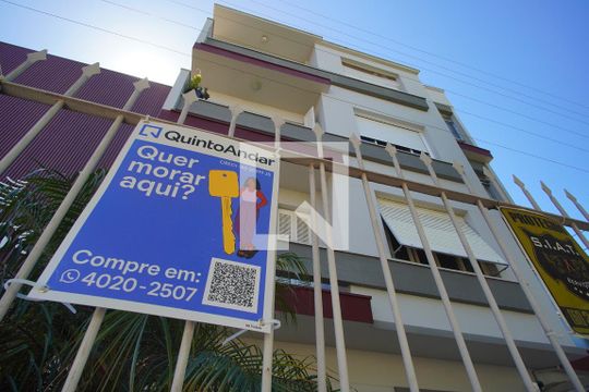 Fachada e plaquinha de apartamento à venda com 3 quartos, 101m² em Petrópolis, Porto Alegre