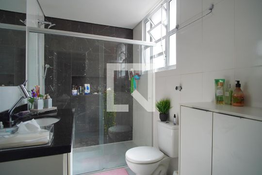 Banheiro Corredor de apartamento à venda com 3 quartos, 101m² em Petrópolis, Porto Alegre