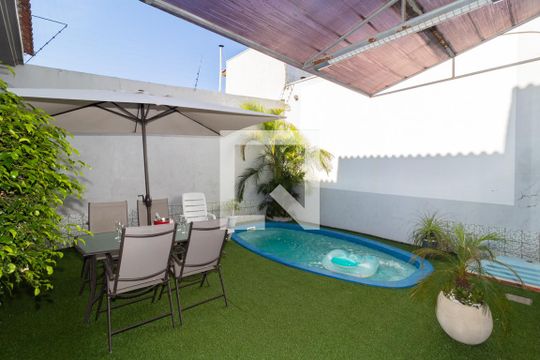 Quintal de casa à venda com 3 quartos, 200m² em Harmonia, Canoas