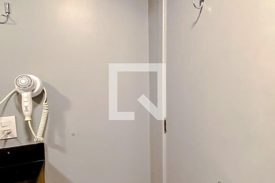 Banheiro de kitnet/studio para alugar com 1 quarto, 22m² em Sé, São Paulo