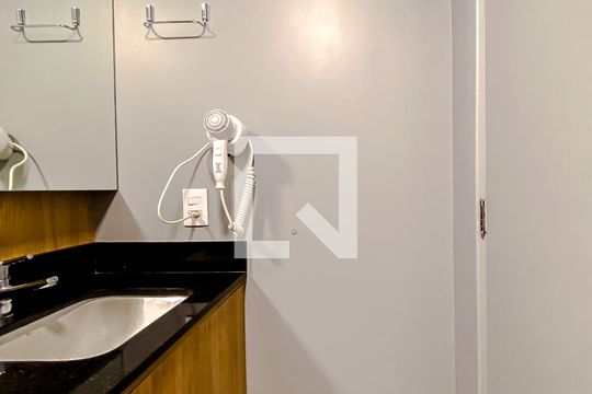 Banheiro de kitnet/studio para alugar com 1 quarto, 22m² em Sé, São Paulo