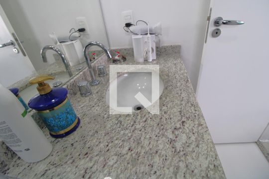 Pia banheiro da suíte de apartamento à venda com 2 quartos, 65m² em Jardim Umuarama, São Paulo