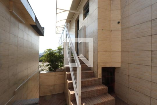 Entrada de casa para alugar com 2 quartos, 80m² em Jardim Guairaca, São Paulo
