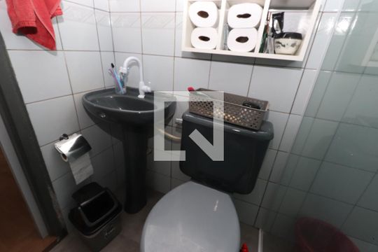 Banheiro do Quarto 1 de casa para alugar com 2 quartos, 80m² em Jardim Guairaca, São Paulo