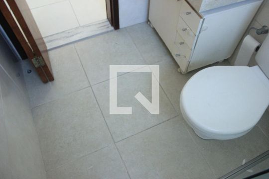 Banheiro de apartamento para alugar com 2 quartos, 50m² em Vila Leonor, Guarulhos