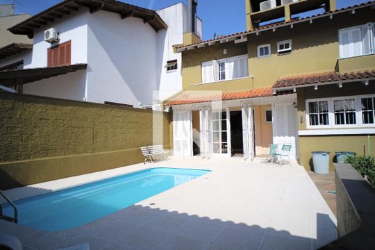 Área externa de casa à venda com 3 quartos, 280m² em Morro Santana, Porto Alegre