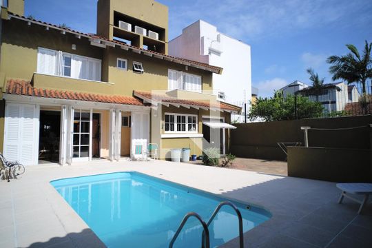 Área externa de casa à venda com 3 quartos, 280m² em Morro Santana, Porto Alegre