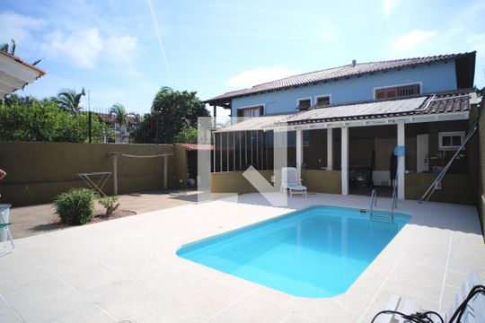 Área externa de casa à venda com 3 quartos, 280m² em Morro Santana, Porto Alegre