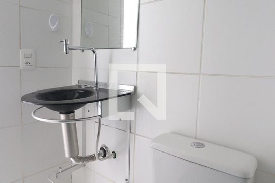 Banheiro de apartamento para alugar com 2 quartos, 45m² em Nova Cidade, São Gonçalo