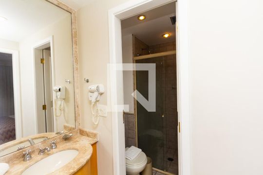 Banheiro de apartamento para alugar com 1 quarto, 37m² em Indianópolis, São Paulo
