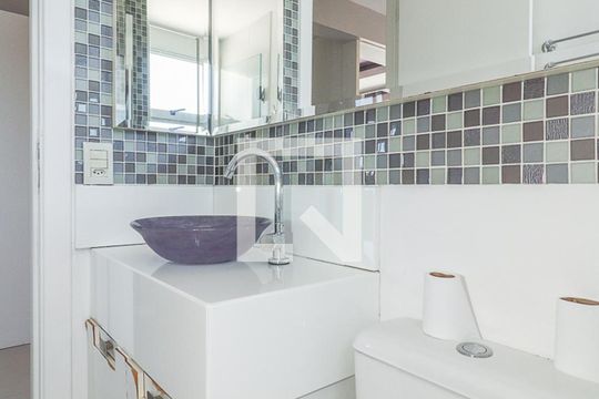 Banheiro da Suíte de apartamento à venda com 2 quartos, 69m² em Vila Ipiranga, Porto Alegre