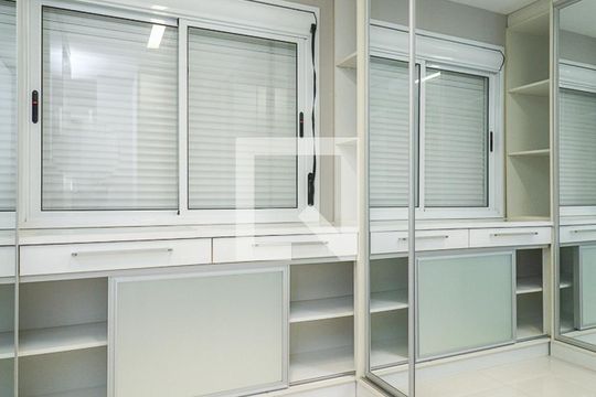 Closet da suíte de apartamento à venda com 2 quartos, 69m² em Vila Ipiranga, Porto Alegre