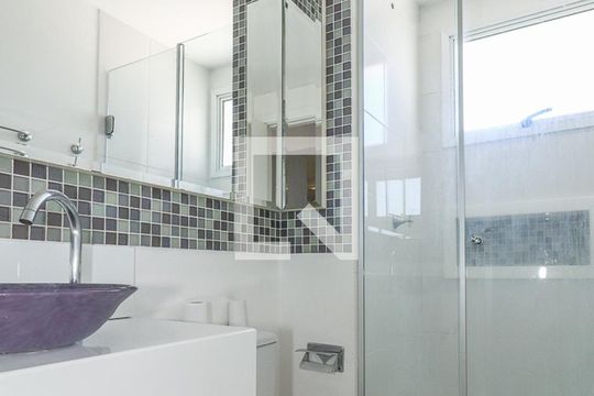 Banheiro da Suíte de apartamento à venda com 2 quartos, 69m² em Vila Ipiranga, Porto Alegre