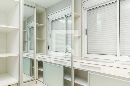Closet da suíte de apartamento à venda com 2 quartos, 69m² em Vila Ipiranga, Porto Alegre