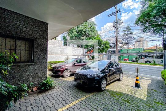 Garagem de casa para alugar com 8 quartos, 600m² em Mooca, São Paulo