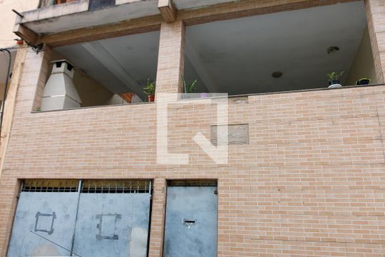 Fachada de casa à venda com 2 quartos, 226m² em Conceição, Osasco