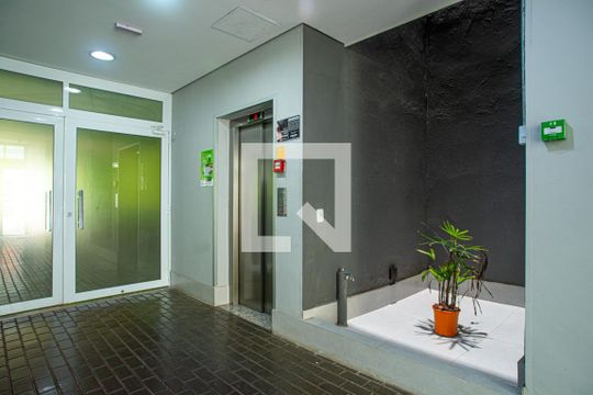 Área comum - Elevador de kitnet/studio para alugar com 1 quarto, 28m² em Bela Vista, São Paulo