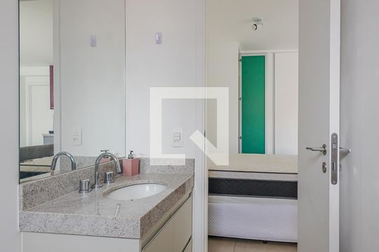 Banheiro de apartamento para alugar com 1 quarto, 34m² em Pinheiros, São Paulo