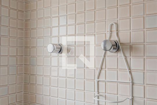 Banheiro de apartamento para alugar com 1 quarto, 34m² em Pinheiros, São Paulo