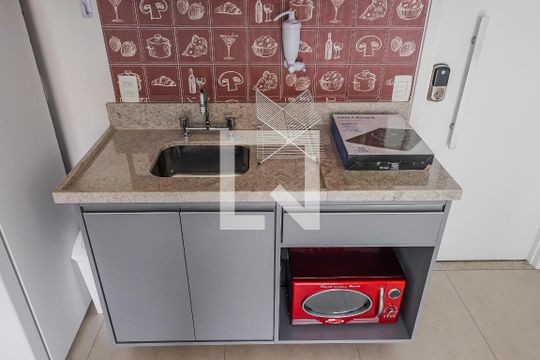 Cozinha de apartamento para alugar com 1 quarto, 34m² em Pinheiros, São Paulo