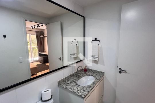 Banheiro de kitnet/studio à venda com 1 quarto, 25m² em Pinheiros, São Paulo