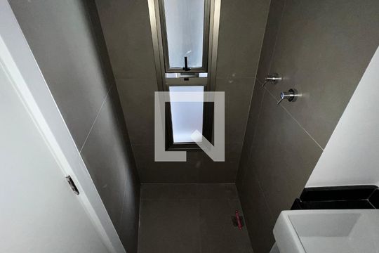 Banheiro de kitnet/studio para alugar com 1 quarto, 27m² em Cerqueira César, São Paulo