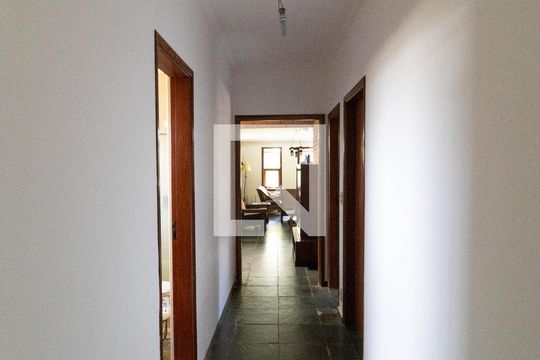 Corredor de casa de condomínio para alugar com 3 quartos, 330m² em Parque Xangrilá, Campinas