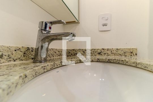 Banheiro de kitnet/studio à venda com 1 quarto, 16m² em Santa Efigênia, São Paulo