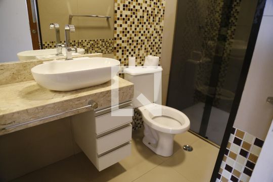 Banheiro de casa de condomínio para alugar com 2 quartos, 117m² em Jaraguá, São Paulo