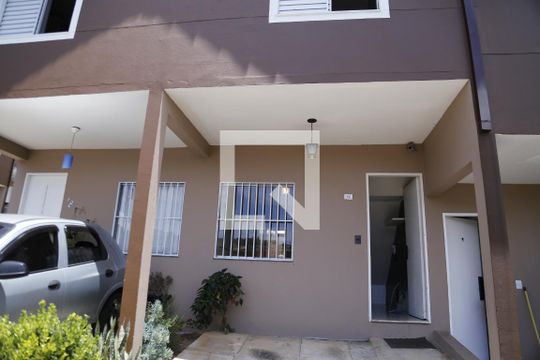 Fachada de casa de condomínio para alugar com 2 quartos, 117m² em Jaraguá, São Paulo
