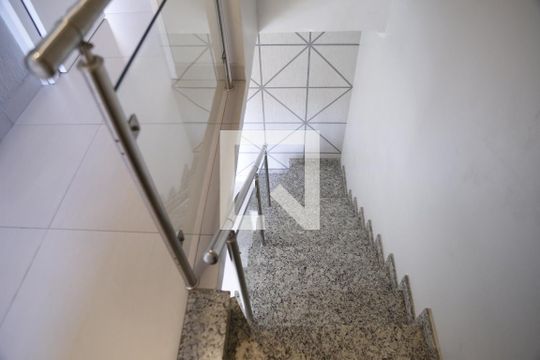 Escada de casa de condomínio para alugar com 2 quartos, 117m² em Jaraguá, São Paulo
