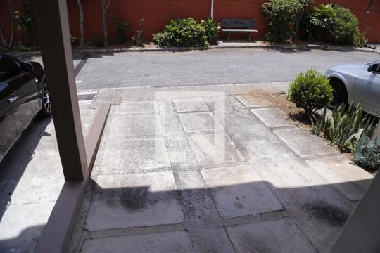 Garagem de casa de condomínio para alugar com 2 quartos, 117m² em Jaraguá, São Paulo
