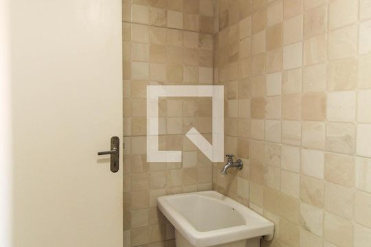 Banheiro de kitnet/studio para alugar com 1 quarto, 18m² em Mooca, São Paulo