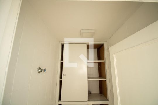 Banheiro de serviço - Armário superior de apartamento à venda com 2 quartos, 60m² em Indianópolis, São Paulo