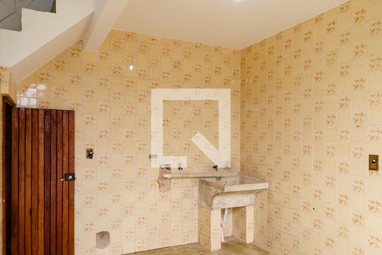 Lavanderia de casa à venda com 4 quartos, 330m² em Cidade Domitila, São Paulo