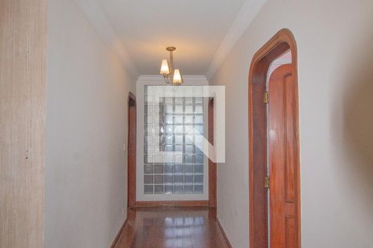 Corredor acesso aos quartos de casa à venda com 4 quartos, 334m² em Jardim Guairaca, São Paulo