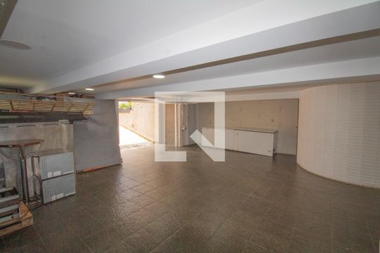 Ampla garagem coberta de casa à venda com 4 quartos, 334m² em Jardim Guairaca, São Paulo