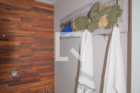 Banheiro da área de churrasqueira de casa para alugar com 4 quartos, 334m² em Jardim Guairaca, São Paulo