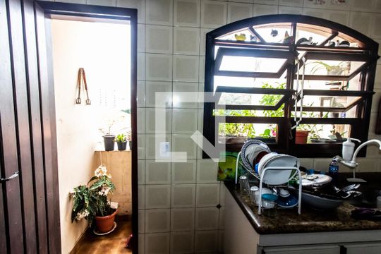Cozinha  de casa à venda com 3 quartos, 140m² em Jardim Ester Yolanda, São Paulo