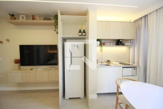 Cozinha de apartamento para alugar com 1 quarto, 29m² em Itaim Bibi, São Paulo