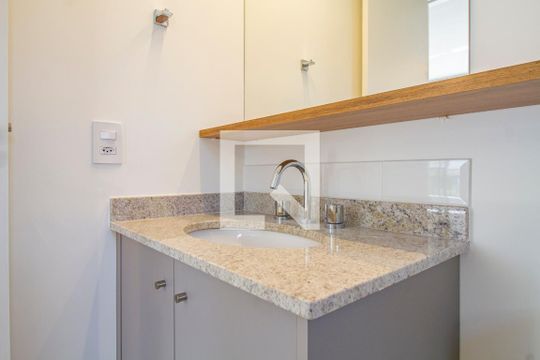 Banheiro de kitnet/studio para alugar com 1 quarto, 30m² em Pinheiros, São Paulo