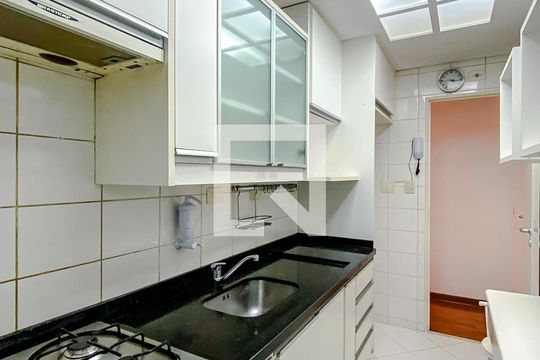 Cozinha de apartamento para alugar com 2 quartos, 50m² em Vila Regente Feijó, São Paulo