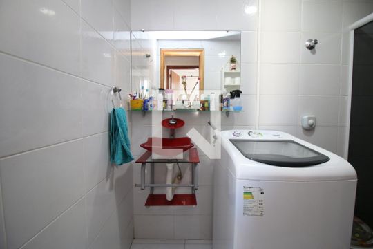 Banheiro de apartamento à venda com 2 quartos, 59m² em Olaria, Rio de Janeiro