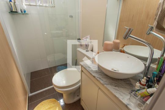 Banheiro da suíte 1 de casa para alugar com 2 quartos, 50m² em Conceição, Diadema