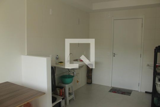 Sala/ cozinha  de apartamento para alugar com 1 quarto, 27m² em Jardim Itacolomi, São Paulo