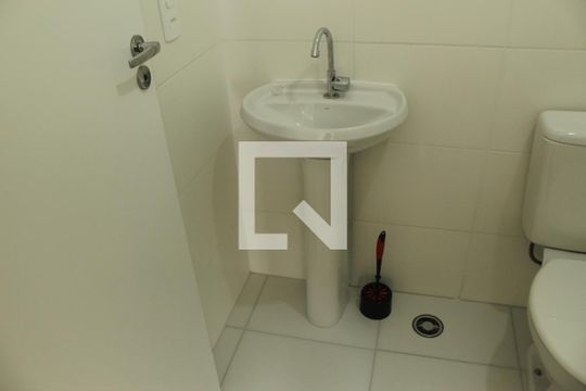 Banheiro de apartamento para alugar com 1 quarto, 27m² em Jardim Itacolomi, São Paulo